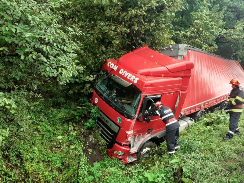 Accident pe Valea Oltului la Racovița - Un TIR a intrat într-un șanț