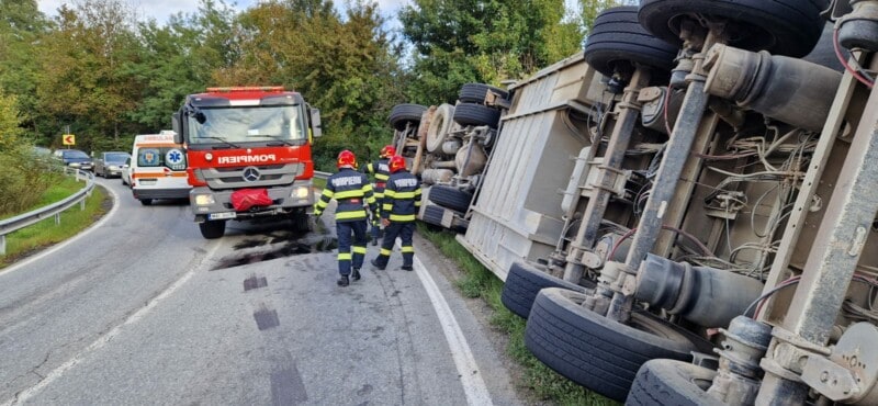 foto un tir care transporta oi s-a răstrunat la vâlcea - șoferul este rănit