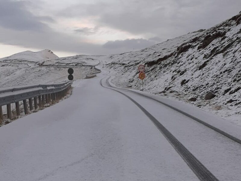 video prima ninsoare din an - drumarii deszăpezesc transalpina