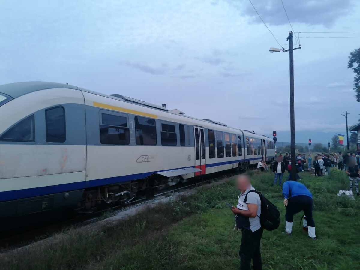 un tren a luat foc pe ruta sibiu - făgăraș. aproximativ 150 de călători evacuați