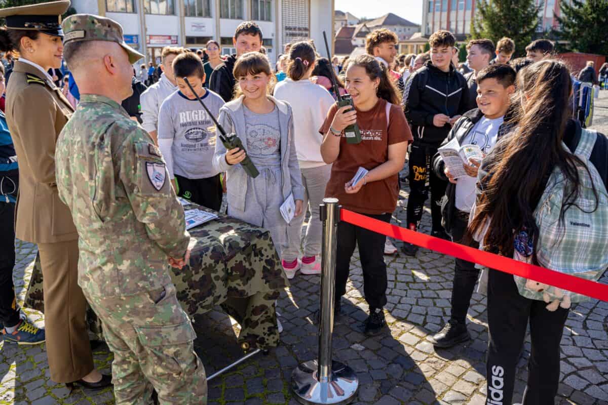 foto ziua armatei româniei în școli la mediaș