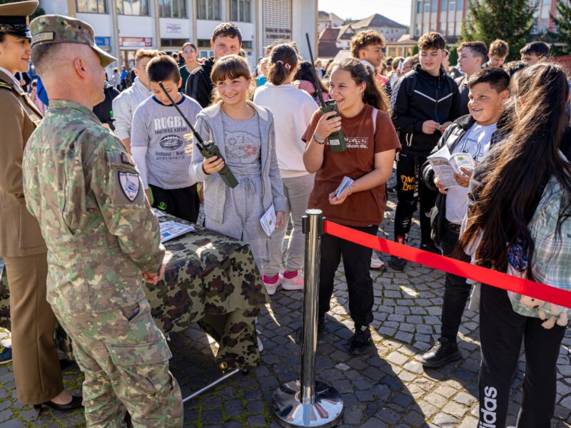 foto ziua armatei româniei în școli la mediaș