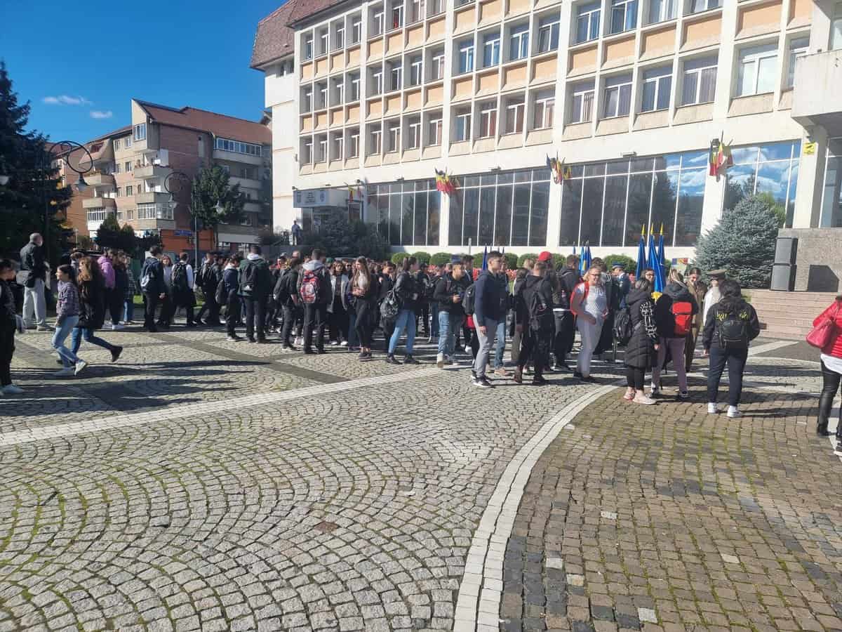 foto ziua armatei româniei în școli la mediaș