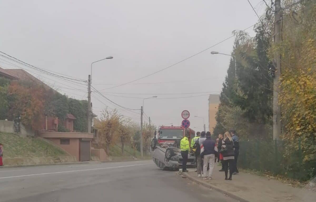 Un șofer neatent a provocat un accident la Mediaș - O mașină s-a răsturnat