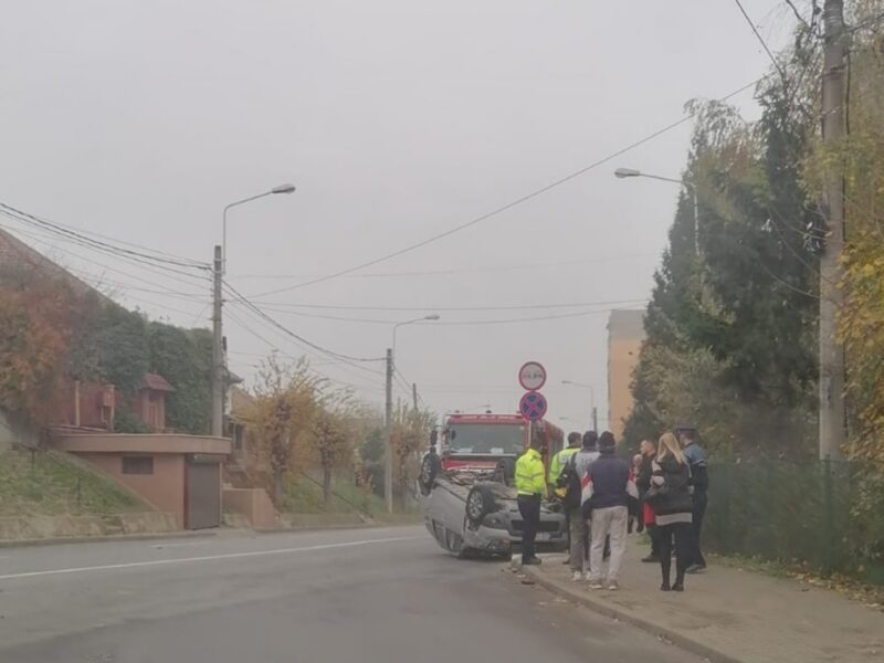 un șofer neatent a provocat un accident la mediaș - o mașină s-a răsturnat