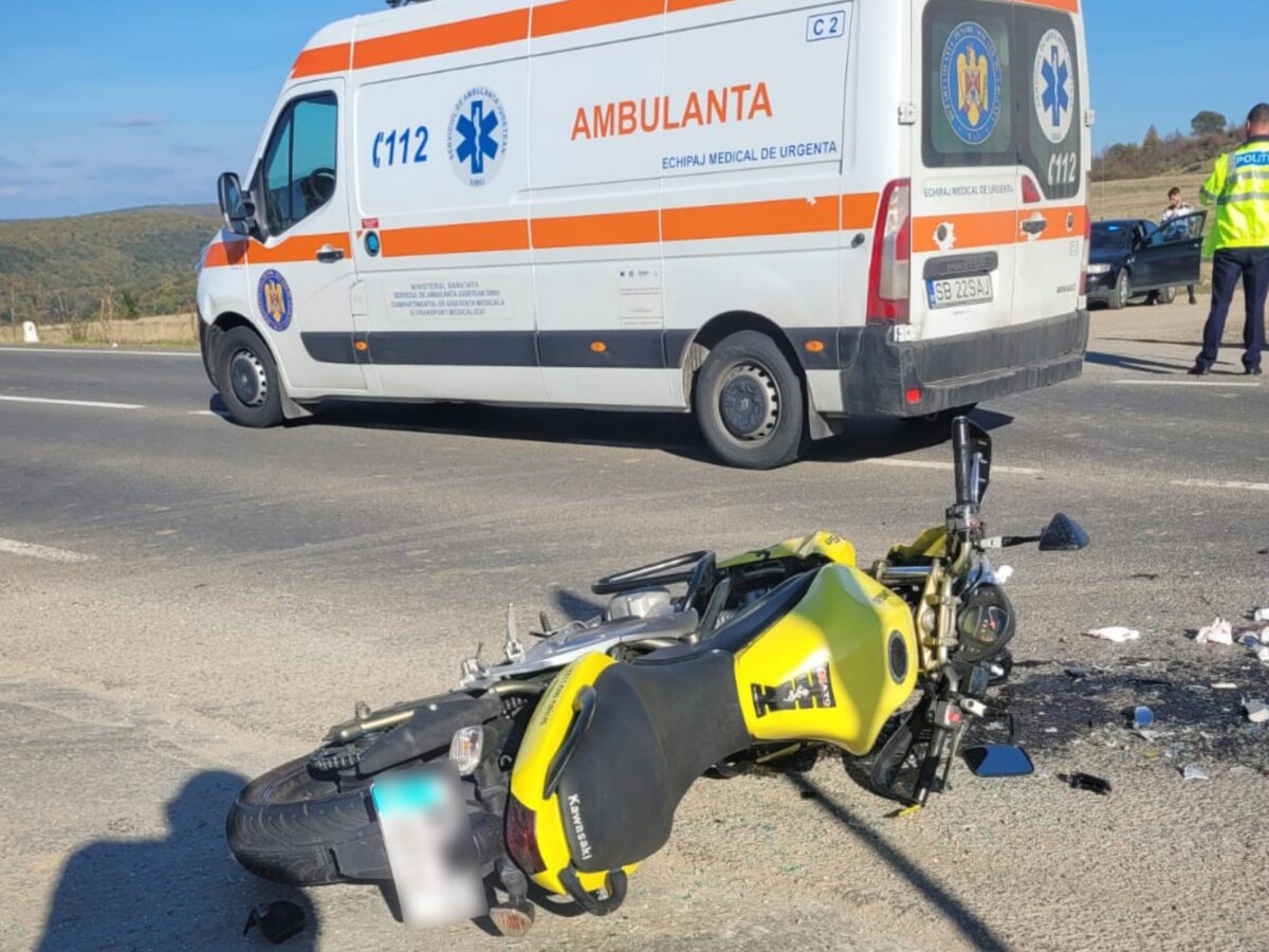 FOTO: Motociclist lovit de o mașină între Șura Mare și Slimnic - A fost transportat la spital