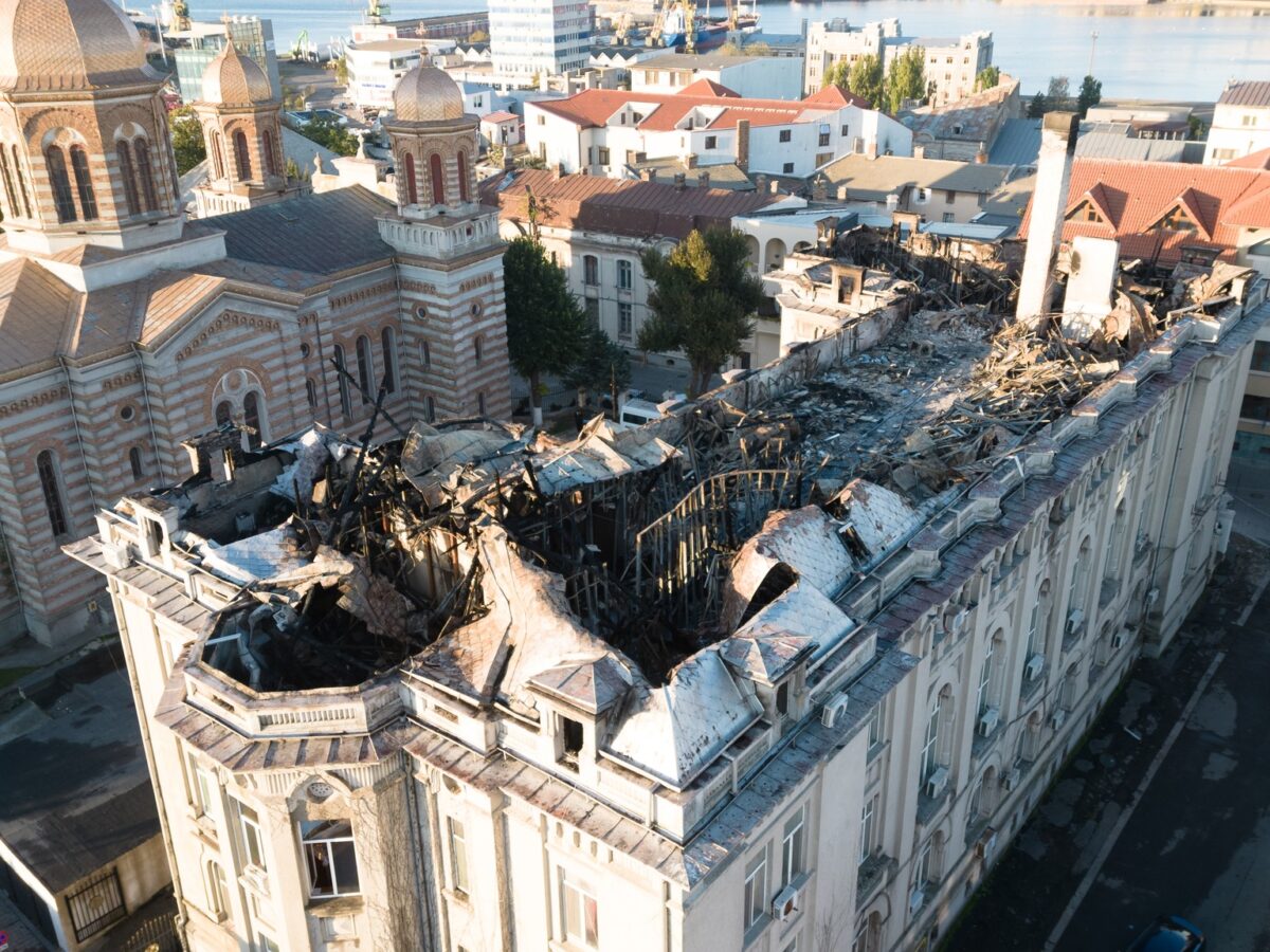 Imagini cu sediul Arhiepiscopiei Tomisului distrus de flăcări