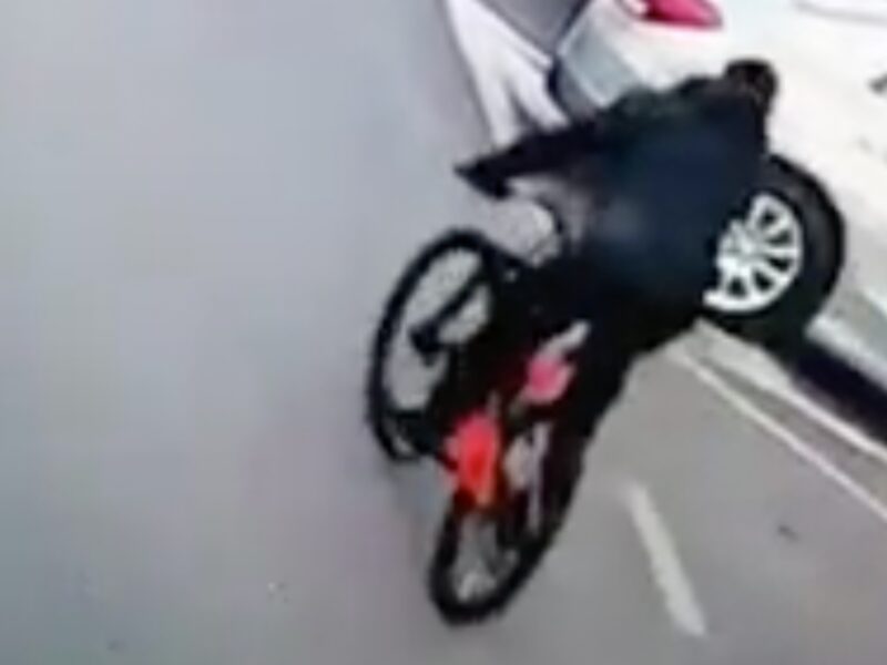 video: polițiștii caută un biciclist care a lovit un copil de patru ani în piața mare - micuțul a ajuns la spital