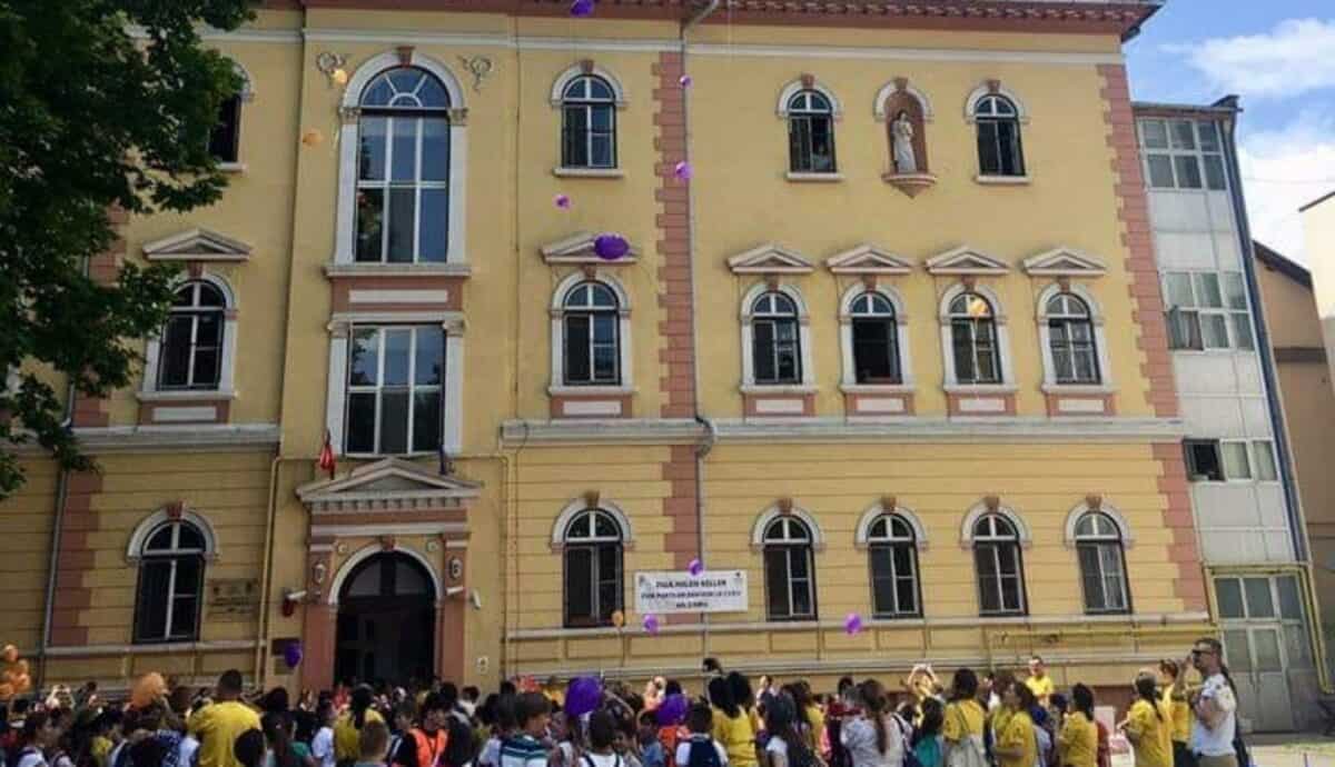 Elevii din centrele școlare de educație incluzivă din Sibiu vor primi burse sociale și de performanță