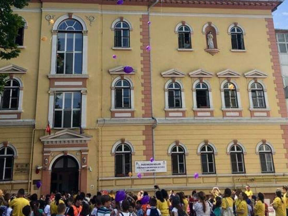 Elevii din centrele școlare de educație incluzivă din Sibiu vor primi burse sociale și de performanță