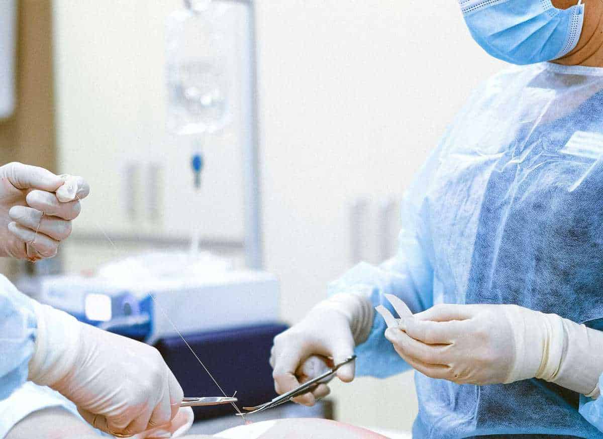 un chirurg din bucurești care nu a operat de zece ani este plătit cu 10.000 lei pe lună