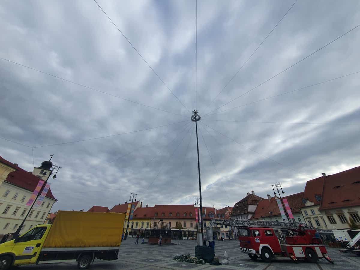 video foto: sibiul se pregătește de sărbători - este montată cupola de lumini în piața mare