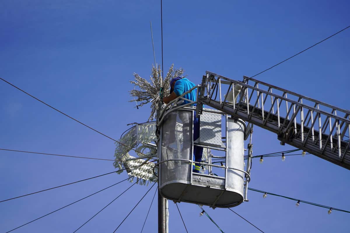 video foto: sibiul se pregătește de sărbători - este montată cupola de lumini în piața mare