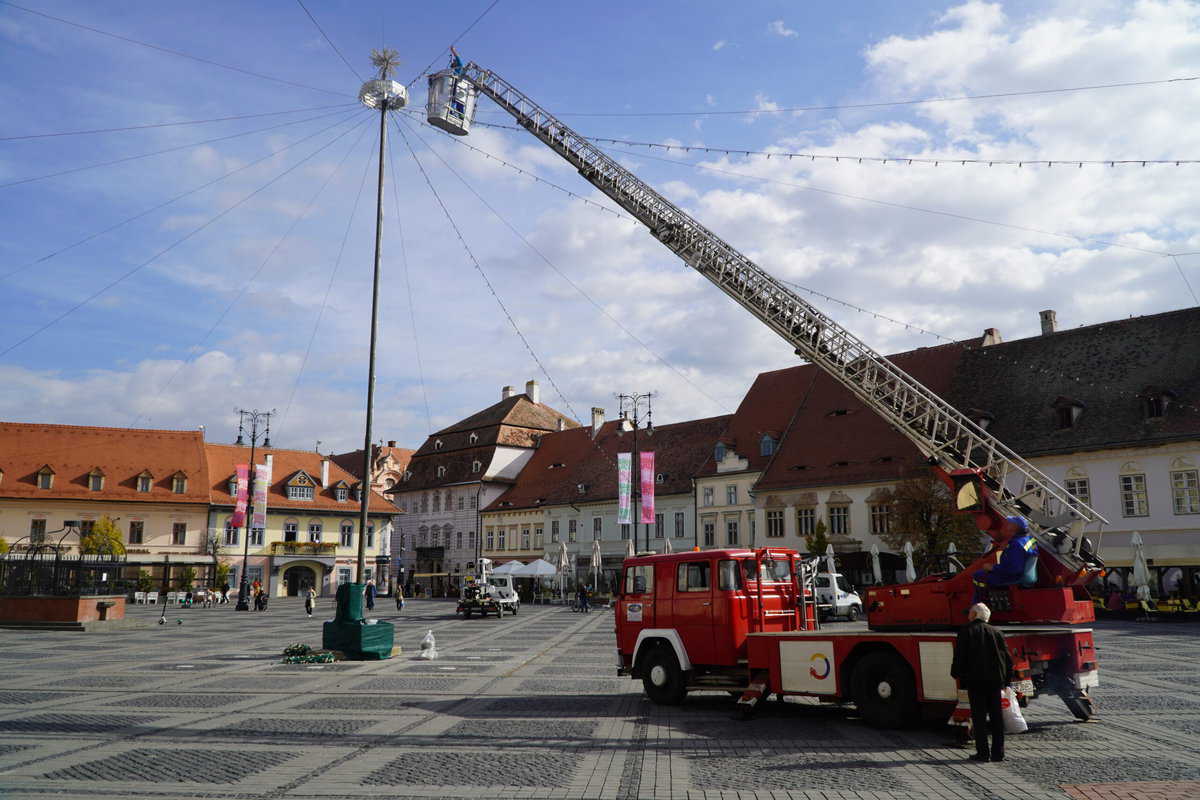 video foto: sibiul se pregătește de sărbători - este montată cupola de lumini în piața mare