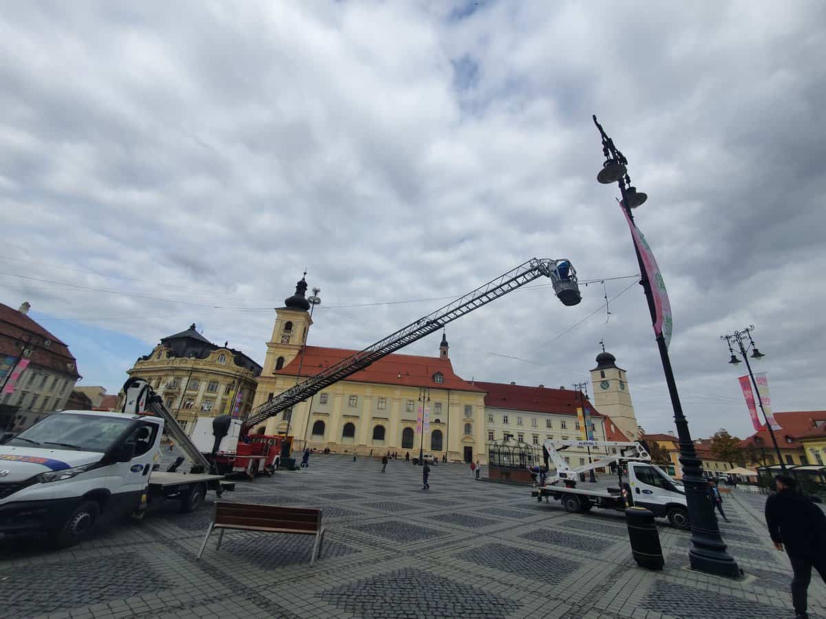 video foto: sibiul se pregătește de sărbători - este montată cupola de lumini în piața mare