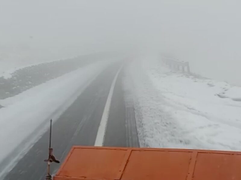 Ninge abundent pe Transfăgărășan - Drumul nu se închide deocamdată