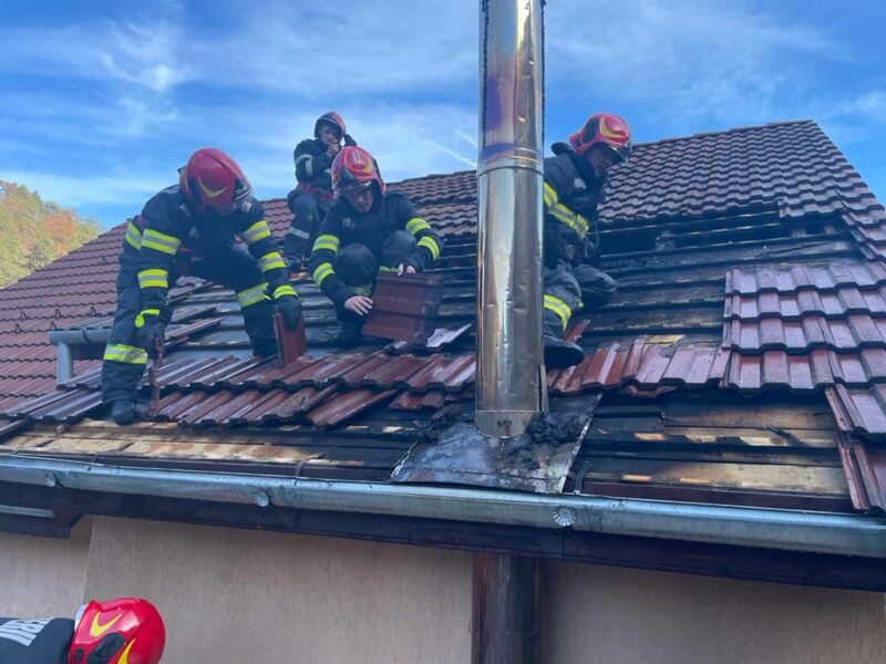 foto: casă în flăcări la galeș din cauza unui coș de fum defect