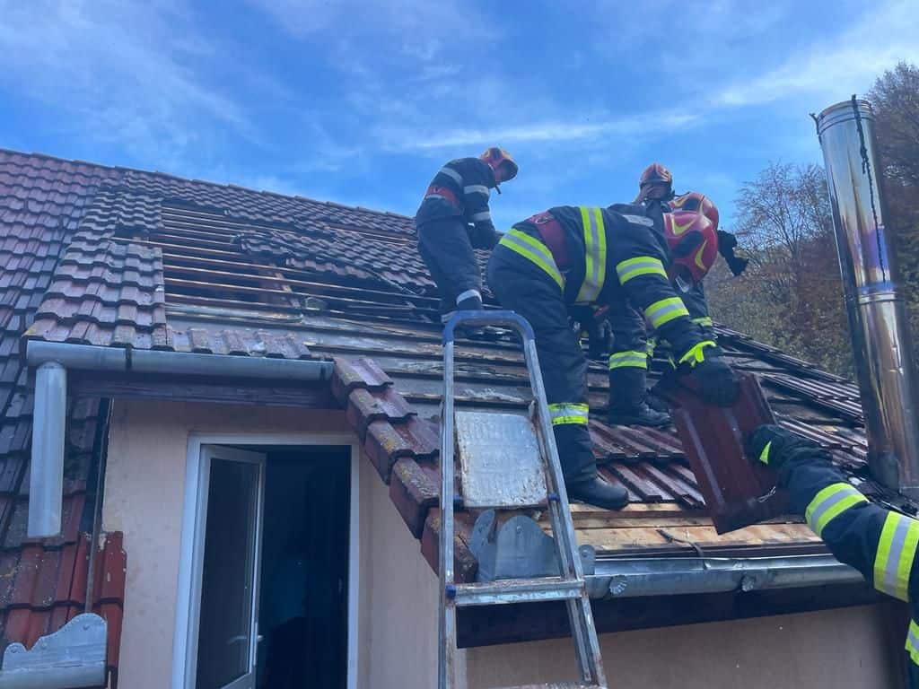 foto: casă în flăcări la galeș din cauza unui coș de fum defect