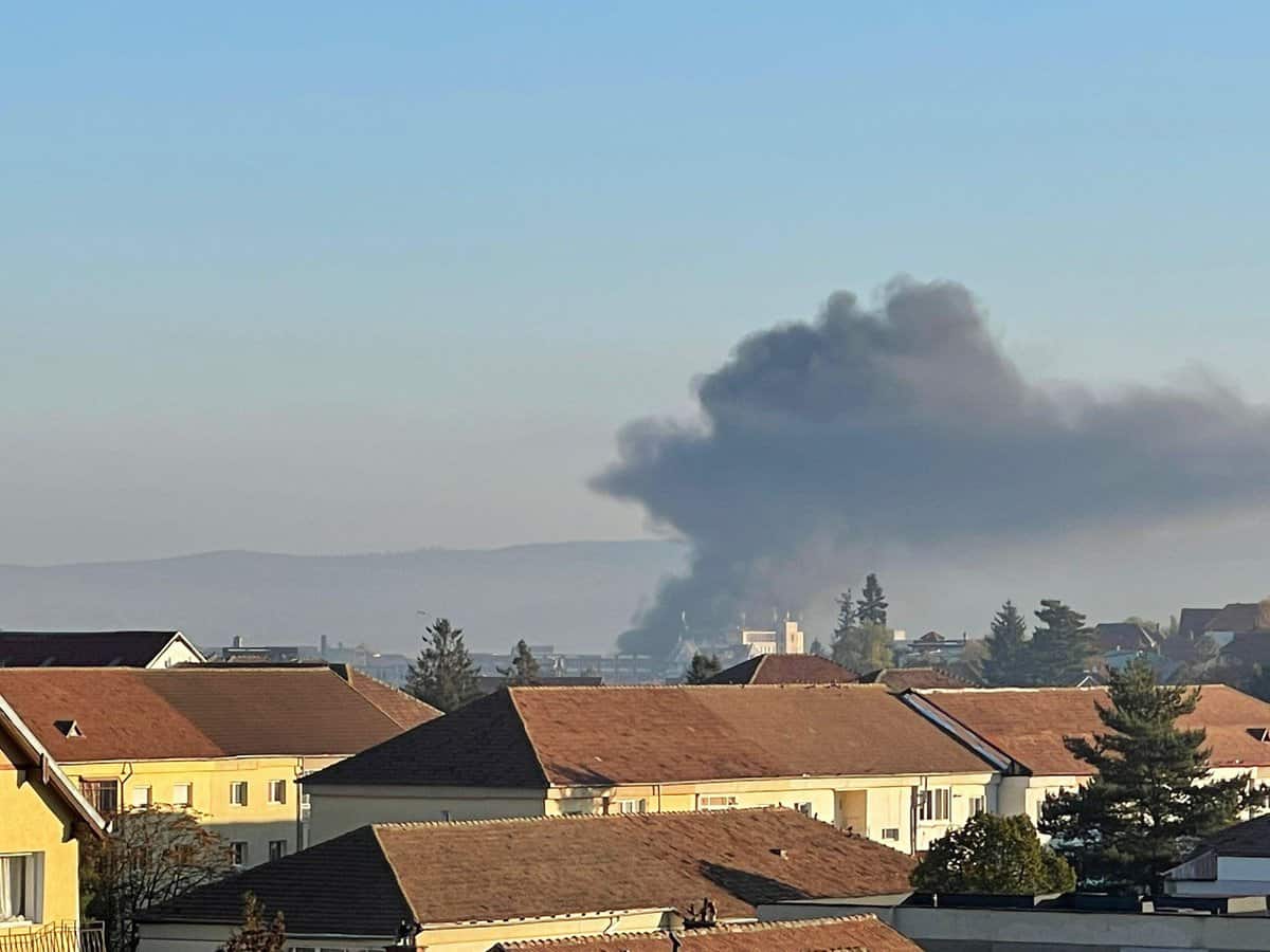 VIDEO FOTO: Incendiu la fosta fabrică Independența - Fumul gros se vede din depărtare