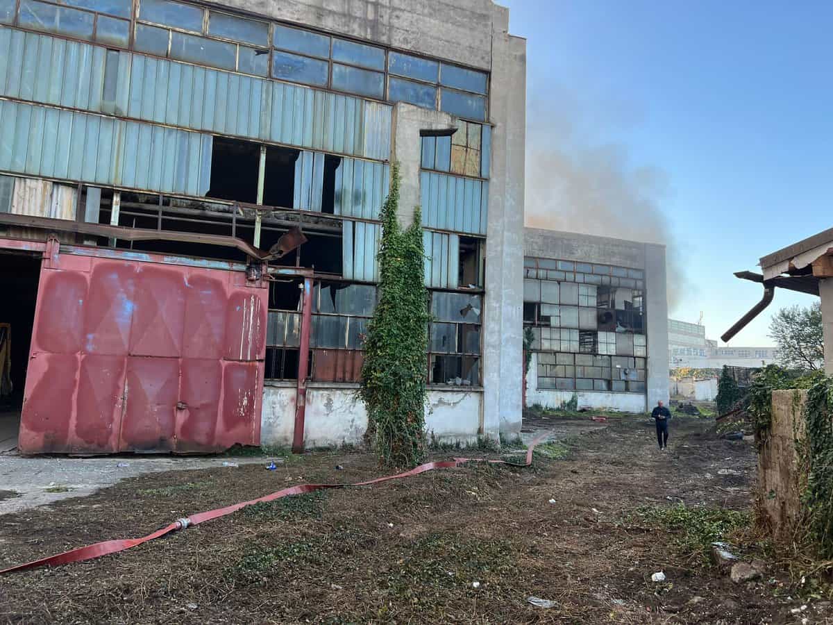 VIDEO FOTO: Incendiu la fosta fabrică Independența - Fumul gros se vede din depărtare