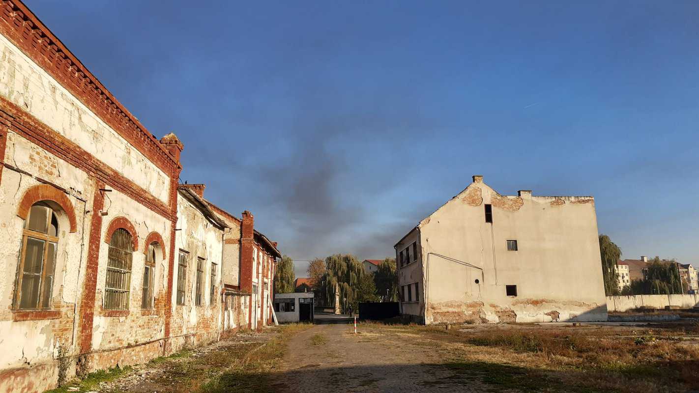 VIDEO FOTO: Incendiu la fosta fabrică Independența - Fumul gros se vede din depărtare