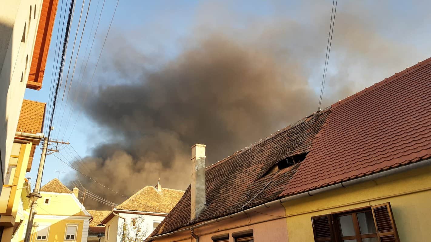 VIDEO FOTO: Incendiu la fosta fabrică Independența - Fumul gros se vede din depărtare