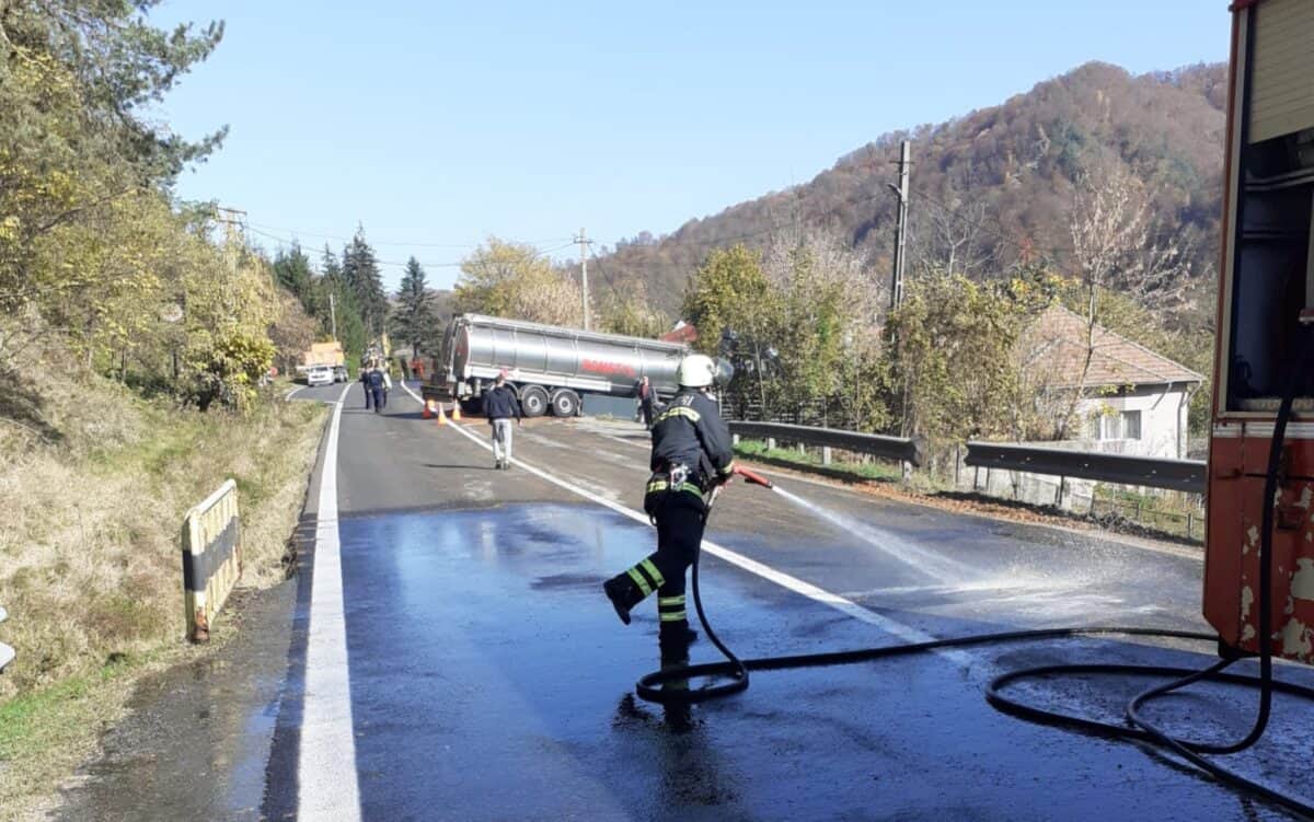 FOTO: O cisternă a ajuns în șanț pe Valea Oltului - A derapat pe o porțiune de asfalt pe care se vărsase lichid din alt camion