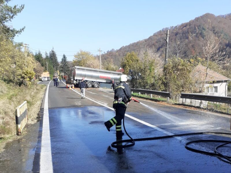 FOTO: O cisternă a ajuns în șanț pe Valea Oltului - A derapat pe o porțiune de asfalt pe care se vărsase lichid din alt camion