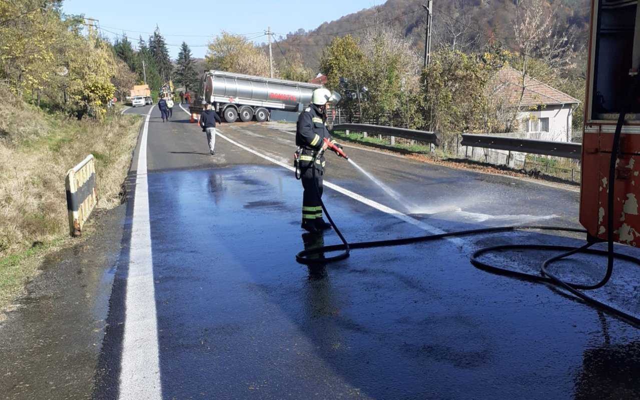 FOTO: O cisternă a ajuns în șanț pe Valea Oltului - A derapat pe o porțiune de asfalt pe care se vărsase lichid din alt camion