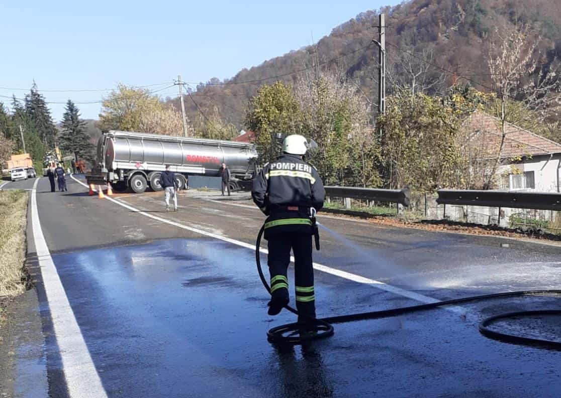 FOTO: O cisternă a ajuns în șanț pe Valea Oltului - A derapat pe o porțiune de asfalt pe care se vărsase lichid din alt camion