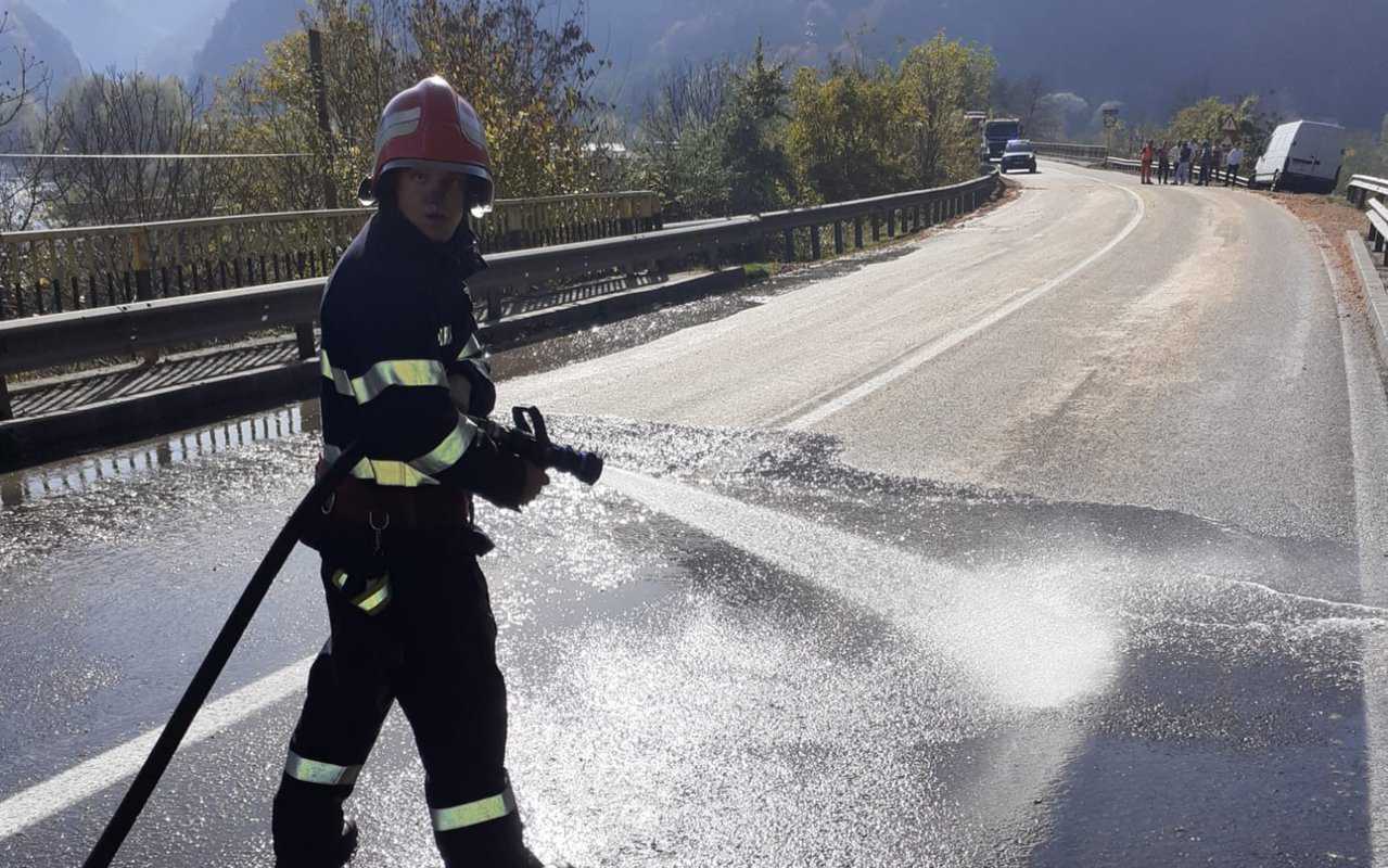 FOTO: O cisternă a ajuns în șanț pe Valea Oltului - A derapat pe o porțiune de asfalt pe care se vărsase lichid din alt camion