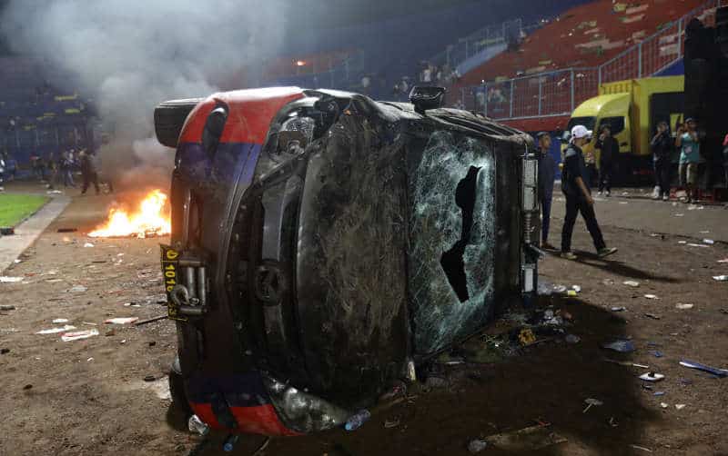 video: peste 120 de persoane au murit în timpul unei revolte la un meci de fotbal în indonezia