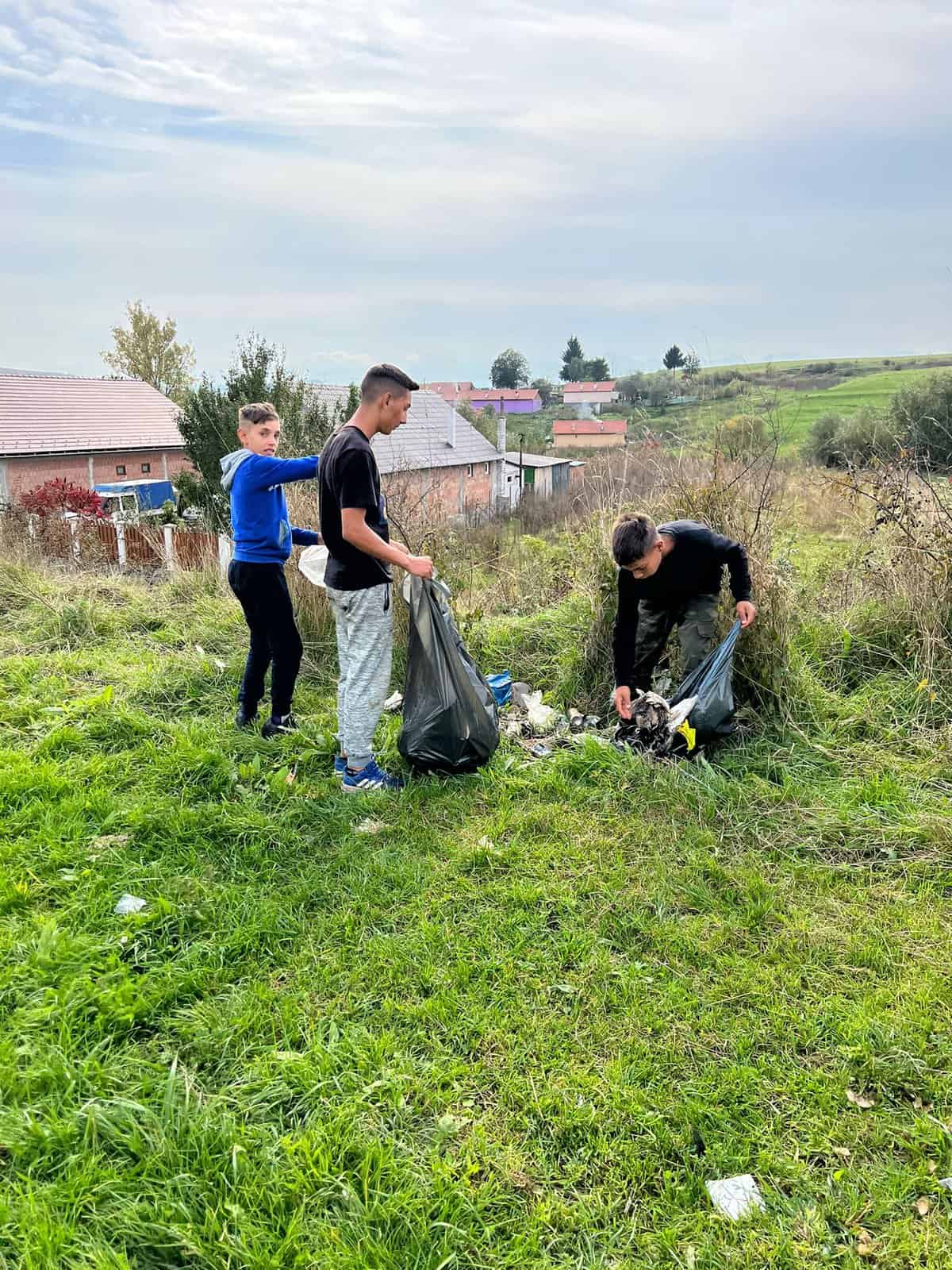 copiii din nocrich au adunat gunoaiele din sat - au cărat sacii cu o căruță trasă de măgar