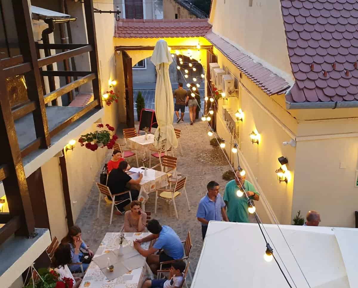 Restaurantele din Sibiu iau măsuri de criză. Schimbă programul și închid terasele – ”Este o perioadă grea pentru noi”