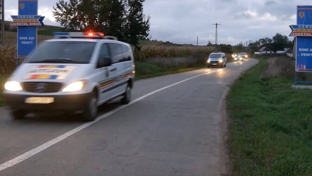 VIDEO: Perchezițiile de luni dimineață din Vurpăr - Mascații au intrat peste bătăuși în casă