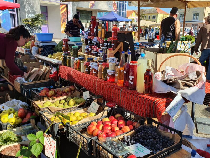 foto sibienii susțin producătorii locali din piața volantă transilvania în ciuda prețurilor ridicate - ”decât să cumperi dintr-un supermarket, mai bine cumperi de la comercianți”