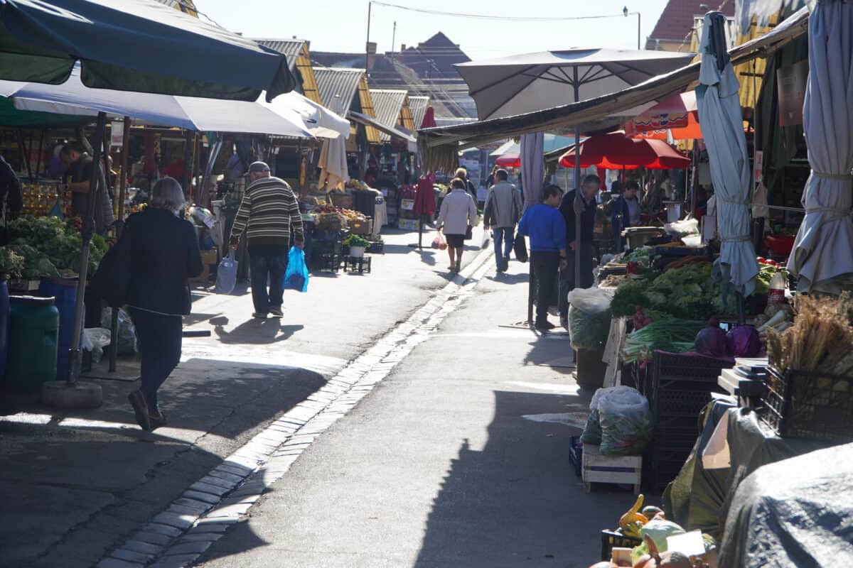 video modernizarea pieței cibin intră într-o nouă fază - comercianții sunt nerăbdători: ”ar fi minunat!”