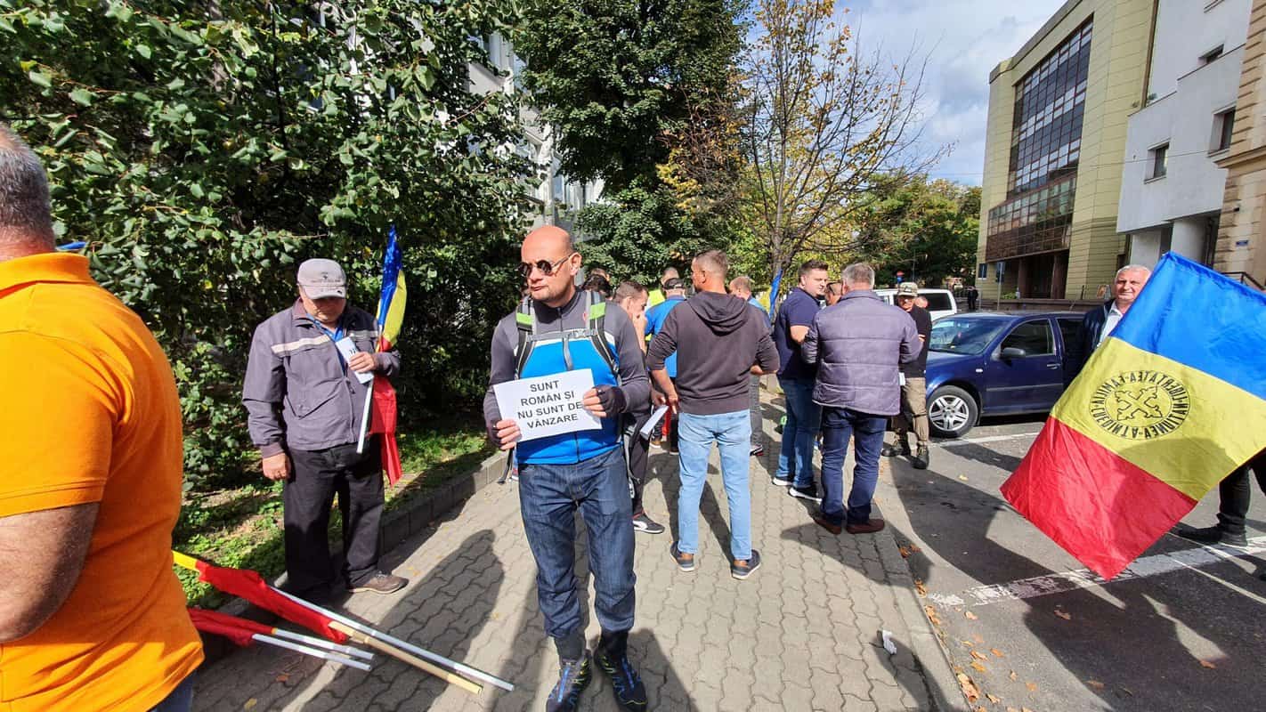 live video: zeci de oameni protestează în fața prefecturii din sibiu