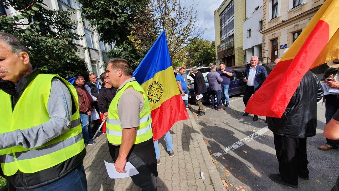 live video: zeci de oameni protestează în fața prefecturii din sibiu