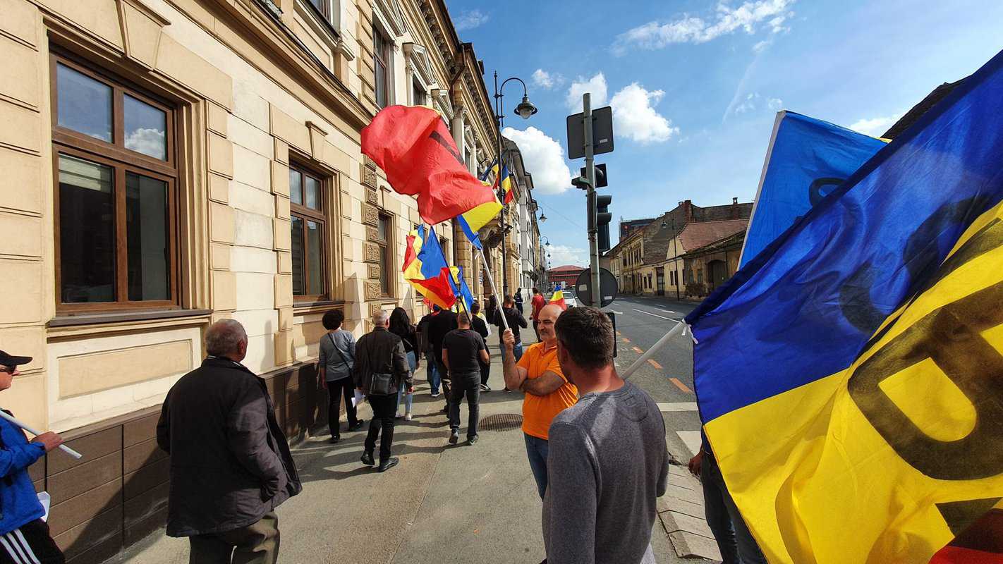 live video: zeci de oameni protestează în fața prefecturii din sibiu