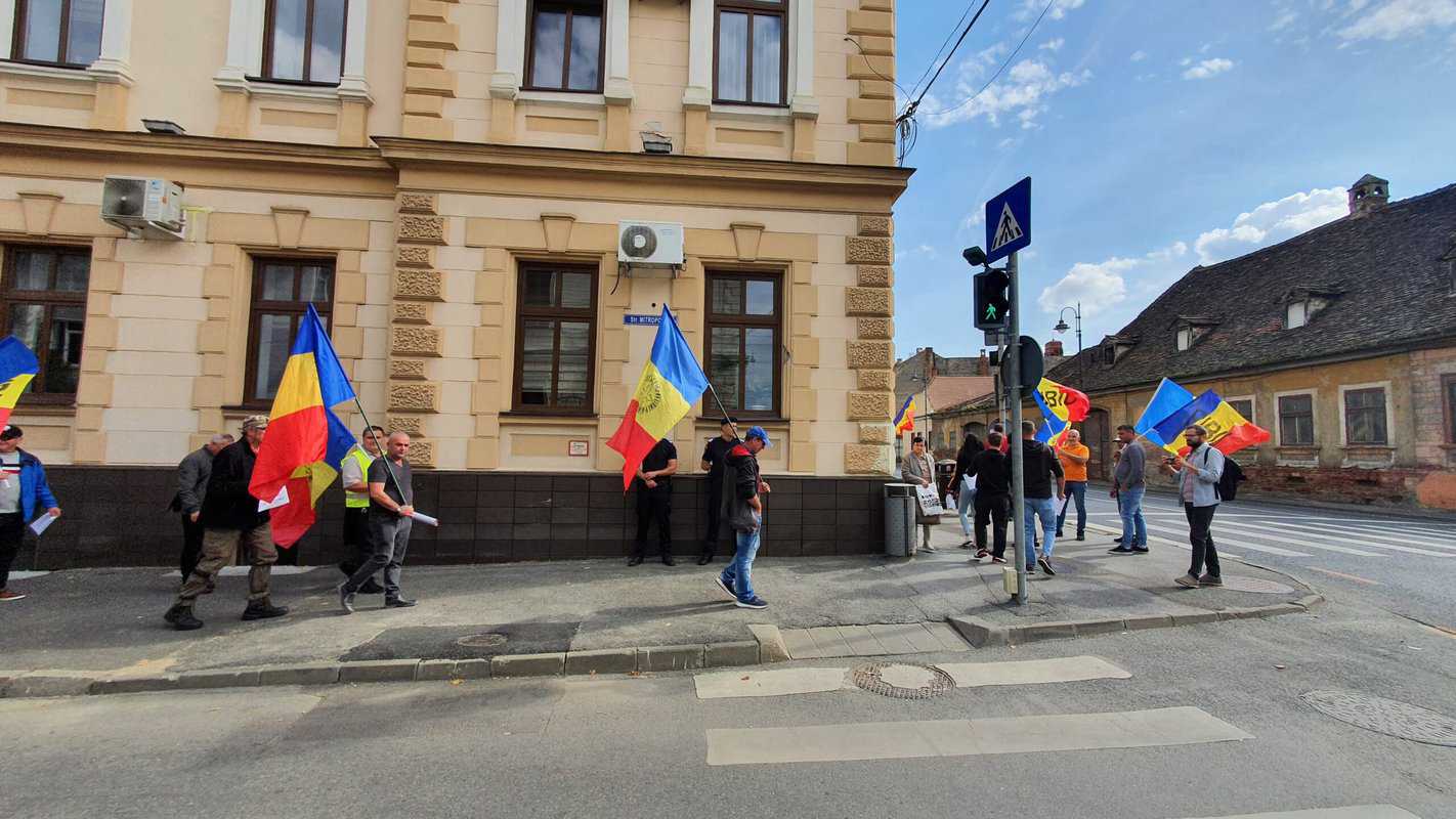 live video: zeci de oameni protestează în fața prefecturii din sibiu