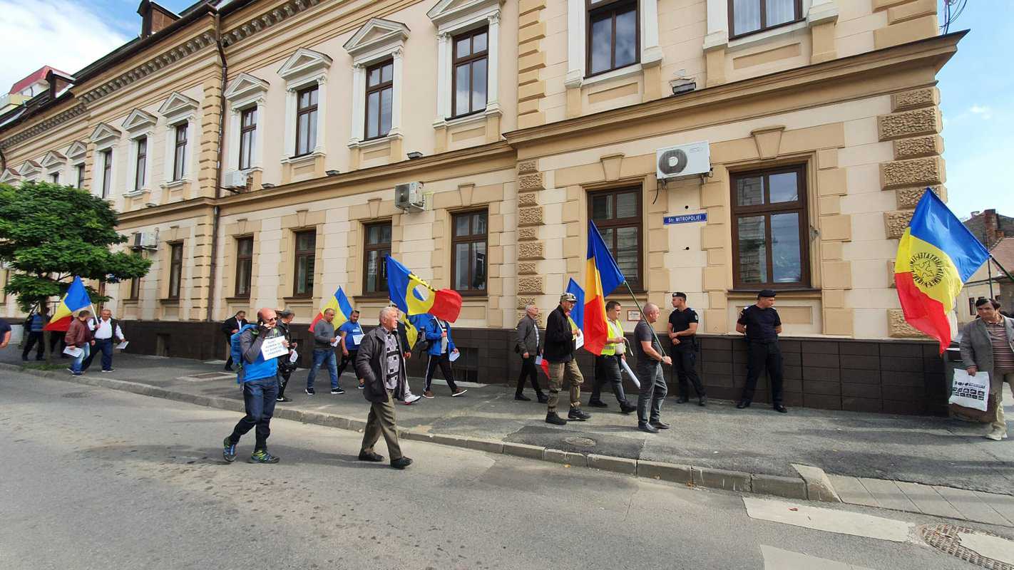 live video: zeci de oameni protestează în fața prefecturii din sibiu