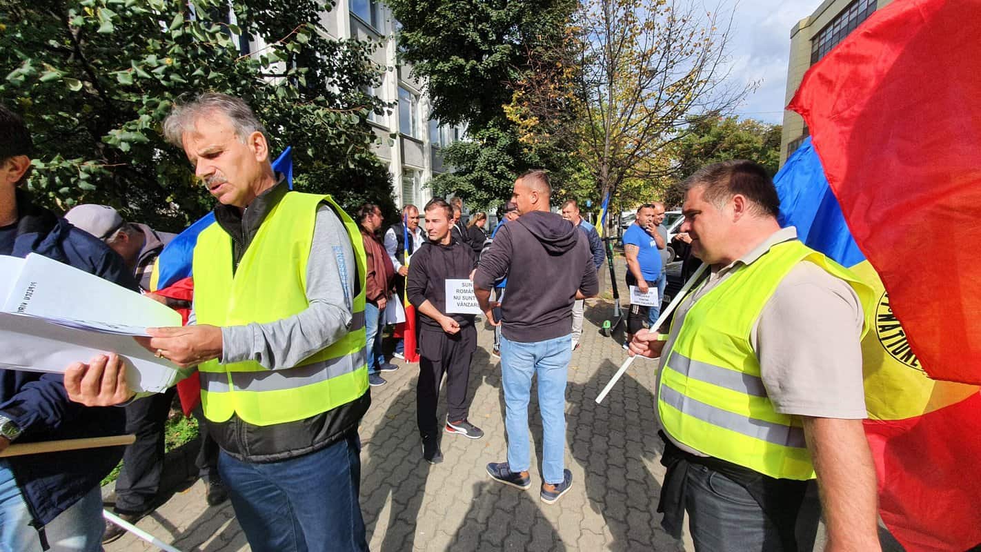 live video: zeci de oameni protestează în fața prefecturii din sibiu