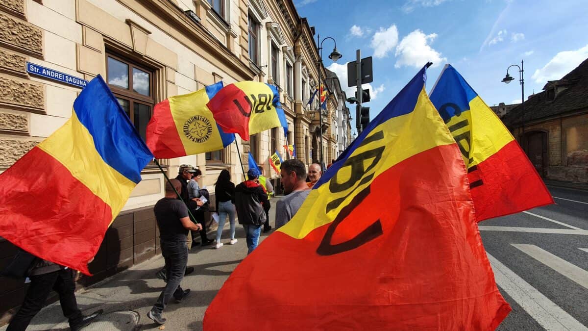 live video: zeci de oameni protestează în fața prefecturii din sibiu