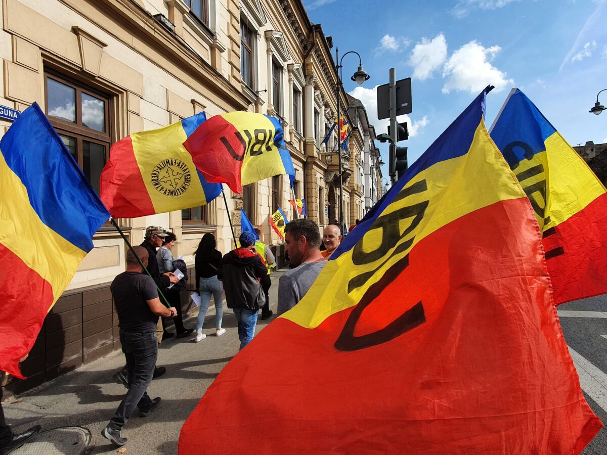 live video: zeci de oameni protestează în fața prefecturii din sibiu