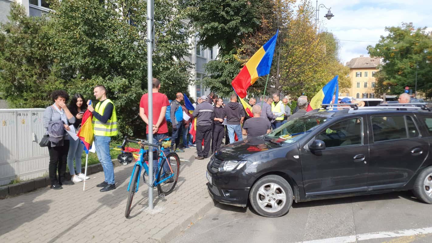 live video: zeci de oameni protestează în fața prefecturii din sibiu