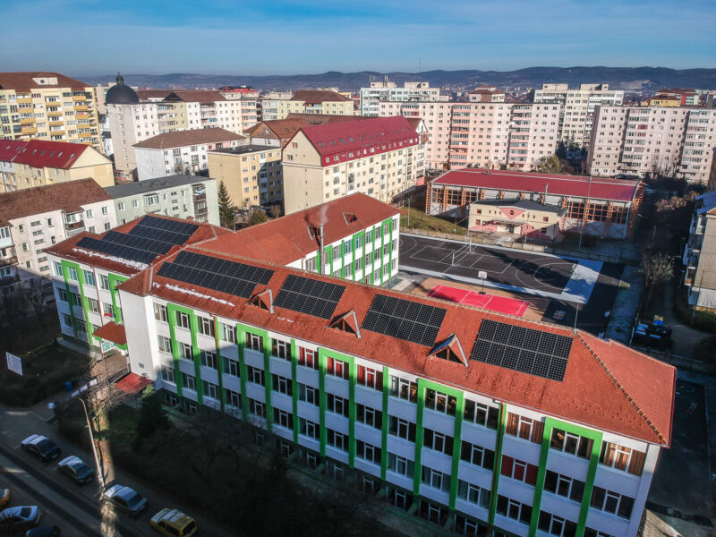 școli și blocuri reabilitate energetic - consolidare seismică, panouri solare și stații de încărcare pentru mașinile electrice