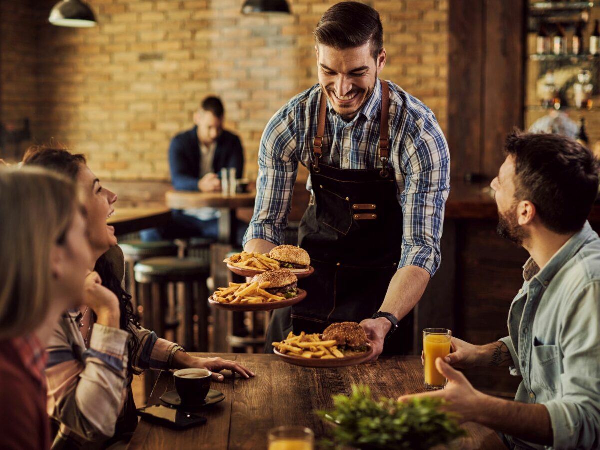 Restaurantele din Sibiu iau măsuri de criză. Schimbă programul și închid terasele – ”Este o perioadă grea pentru noi”