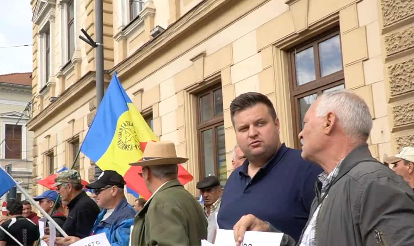 live video: zeci de oameni protestează în fața prefecturii din sibiu