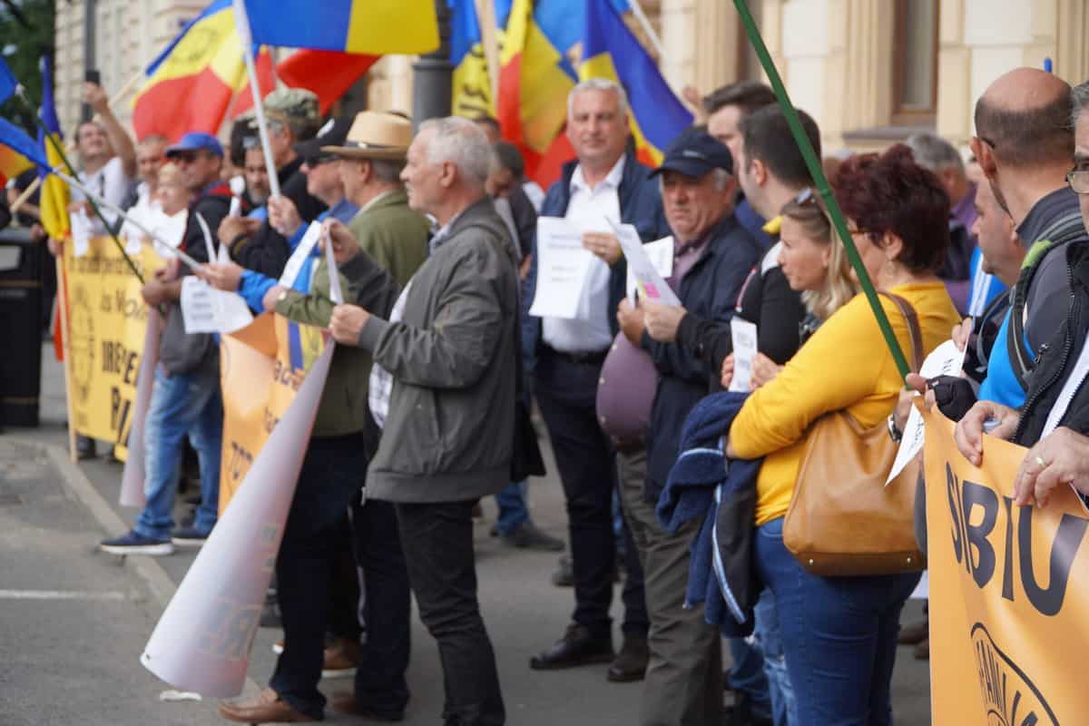 live video: zeci de oameni protestează în fața prefecturii din sibiu